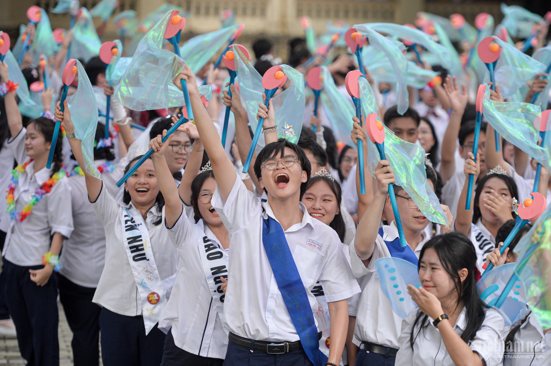 Nước mắt và nụ cười tiễn biệt tuổi học trò tại Trường THPT chuyên Lê Hồng Phong