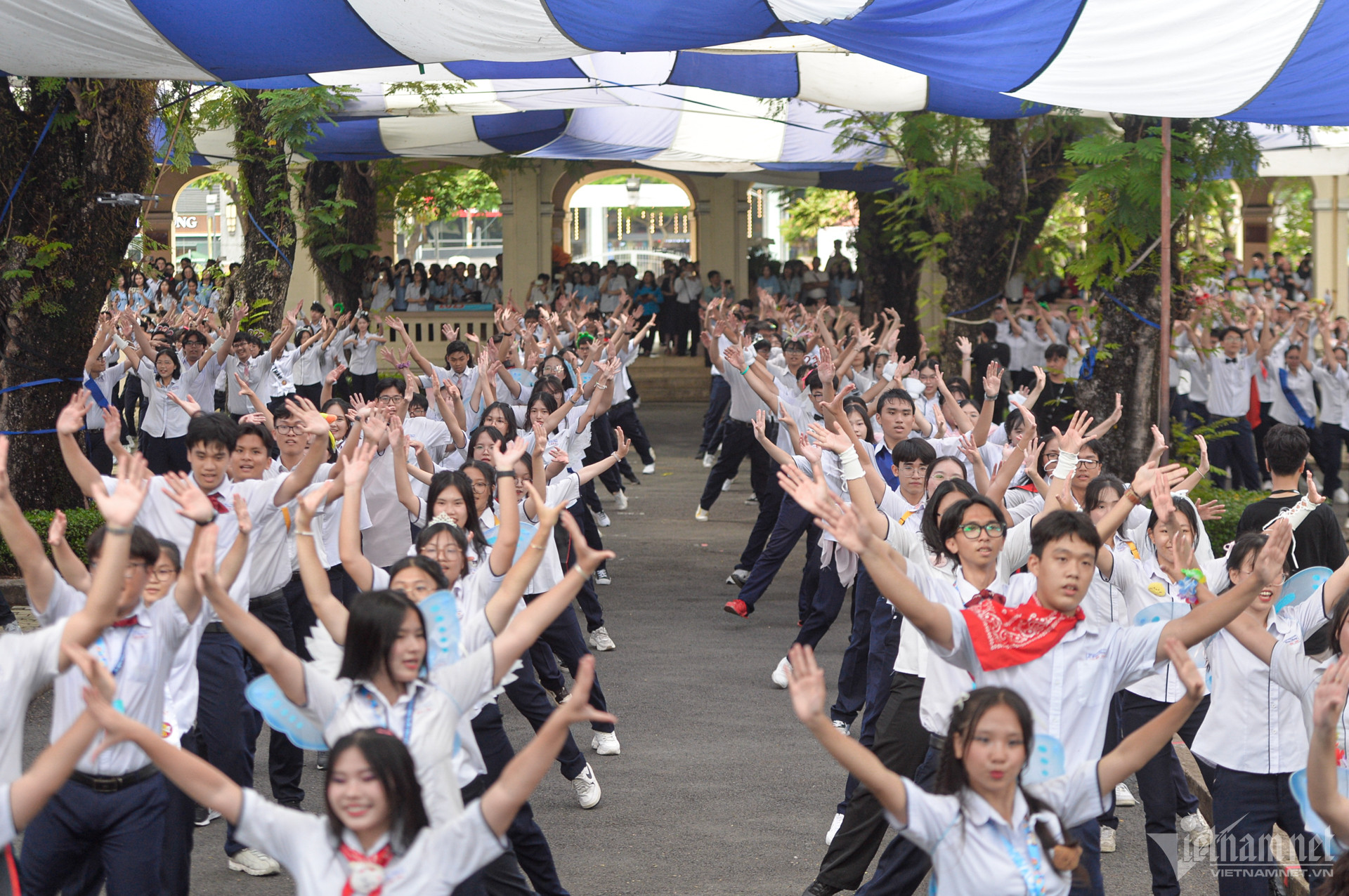 Nước mắt và nụ cười tiễn biệt tuổi học trò tại Trường THPT chuyên Lê Hồng Phong