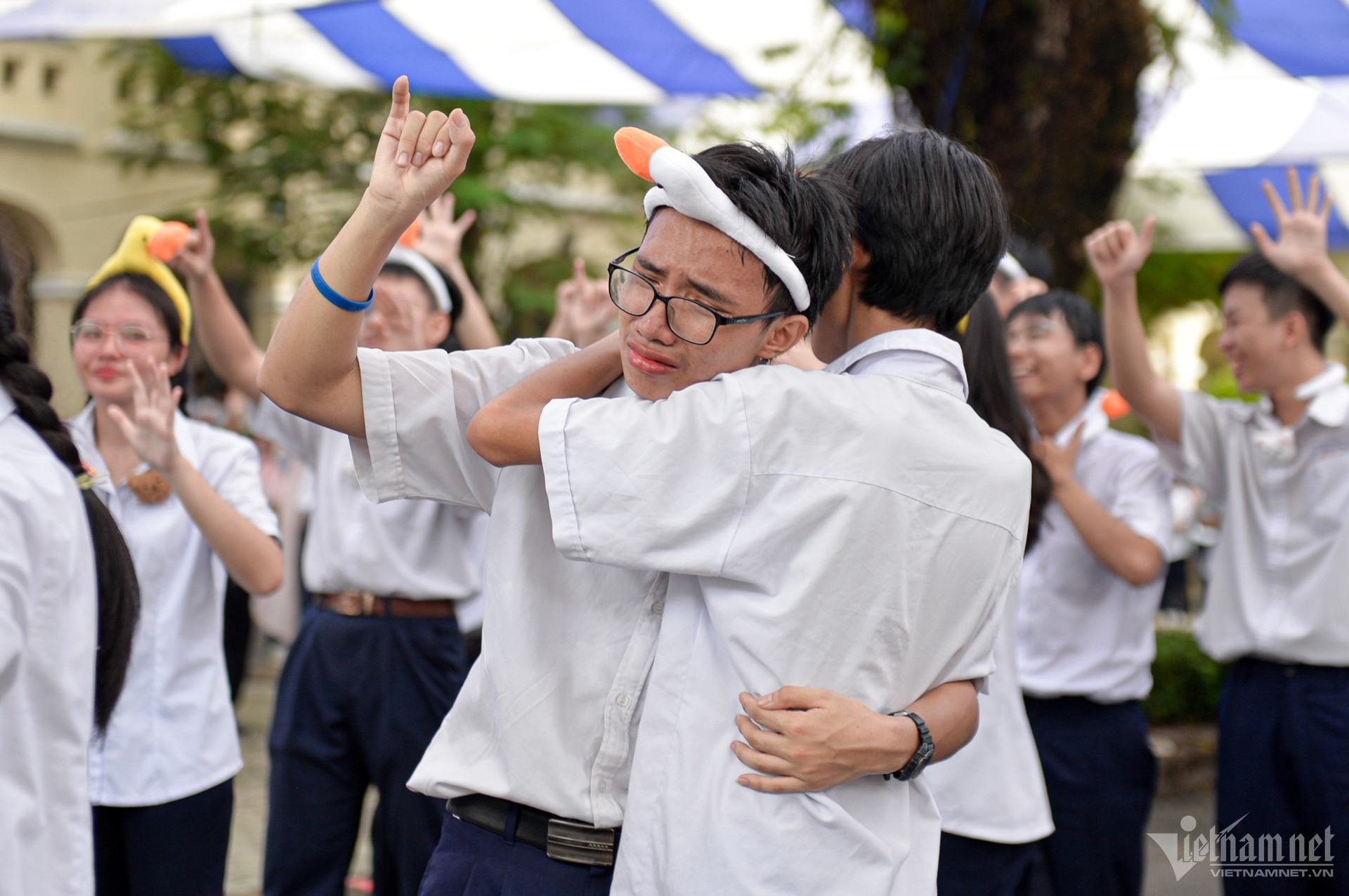 Nước mắt và nụ cười tiễn biệt tuổi học trò tại Trường THPT chuyên Lê Hồng Phong