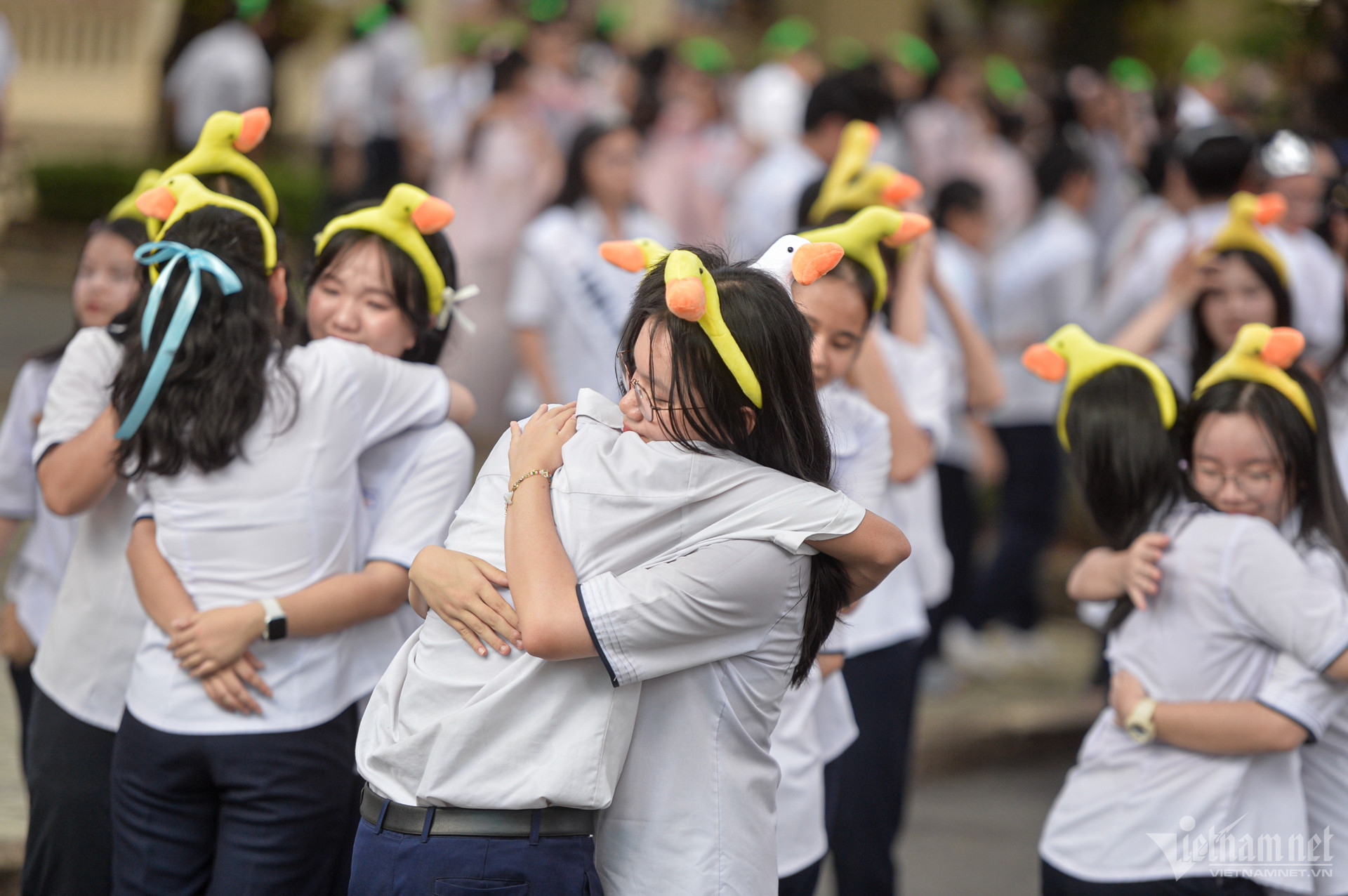 Nước mắt và nụ cười tiễn biệt tuổi học trò tại Trường THPT chuyên Lê Hồng Phong