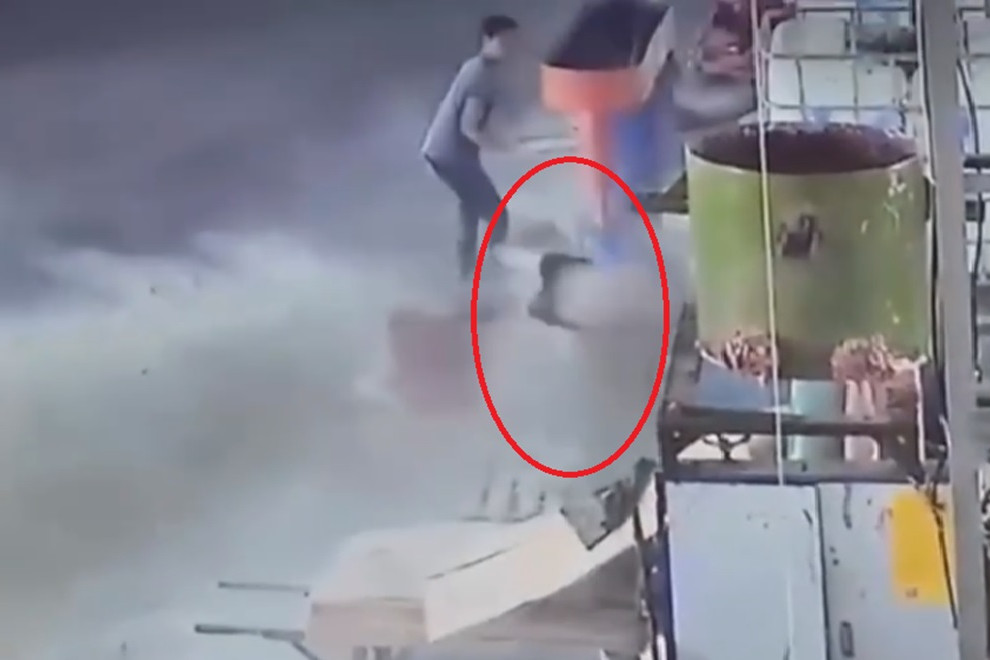 Nam công nhân ở Bình Phước bị máy trộn bột xoay hàng chục vòng