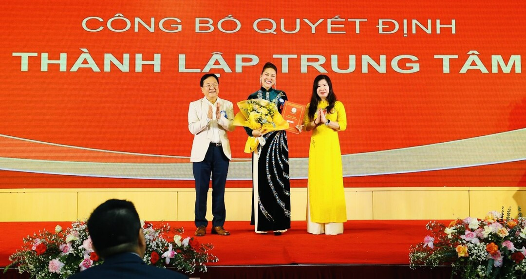 Phi Thanh Vân và Tiến sĩ Vương Duy Biên, Thạc sĩ Trần Thị Hằng Nga.jpg