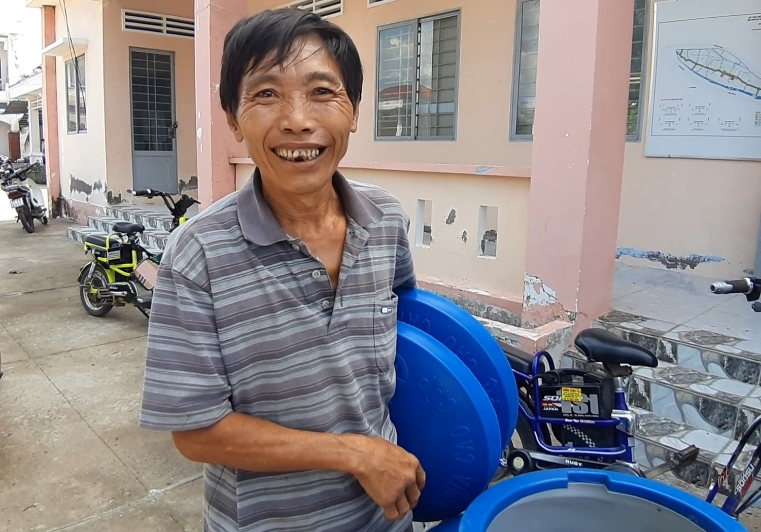 trao bình chứa nước (1).jpg