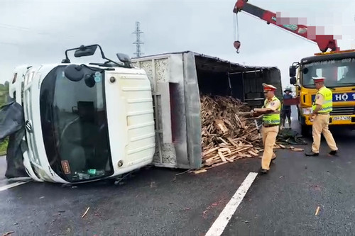 Xe tải chở gỗ dăm lật chắn ngang đường cao tốc Pháp Vân - Cầu Giẽ