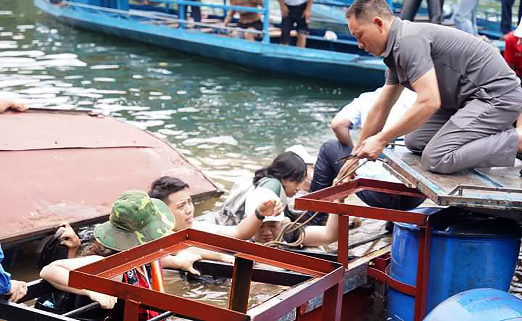 Bản tin chiều 26/5: Sập cầu phao đền An Mã, khoảng 20 người rơi xuống hồ Ba Bể