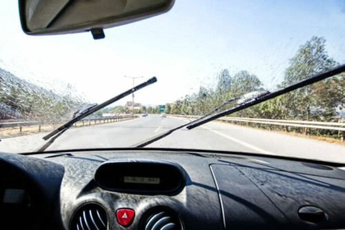 Cách xử lý khi cần gạt mưa của xe hoạt động không chịu dừng?