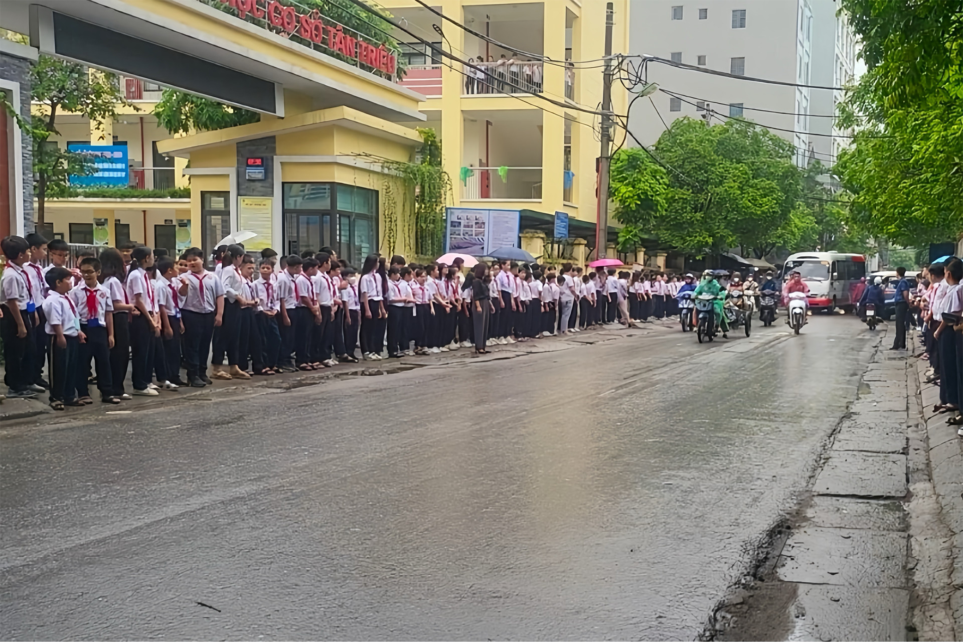 Mưa tiễn biệt cô học trò bé nhỏ ra đi mãi mãi