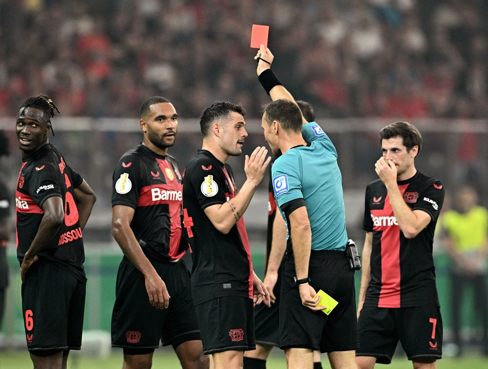 Bayer Leverkusen hoàn tất cú đúp danh hiệu ngoạn mục Kaiserslautern v Bayer Leverkusen 6.JPG