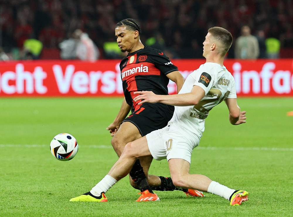 Bayer Leverkusen hoàn tất cú đúp danh hiệu ngoạn mục Kaiserslautern v Bayer Leverkusen 8.JPG
