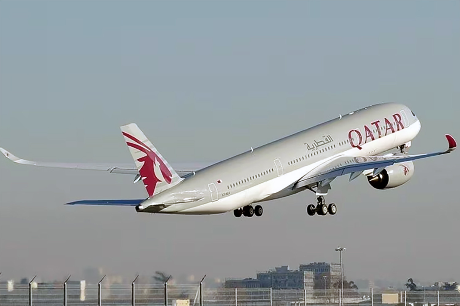 may bay Qatar Airlines.jpg