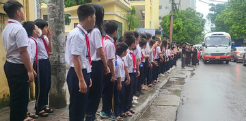 Nghẹn lòng học sinh Hà Nội xếp hàng dài tiễn bạn lần cuối dưới mưa