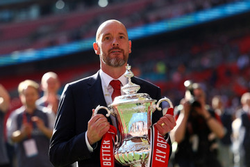 Ten Hag gửi thông điệp gắt đến giới chủ MU sau khi giành FA Cup