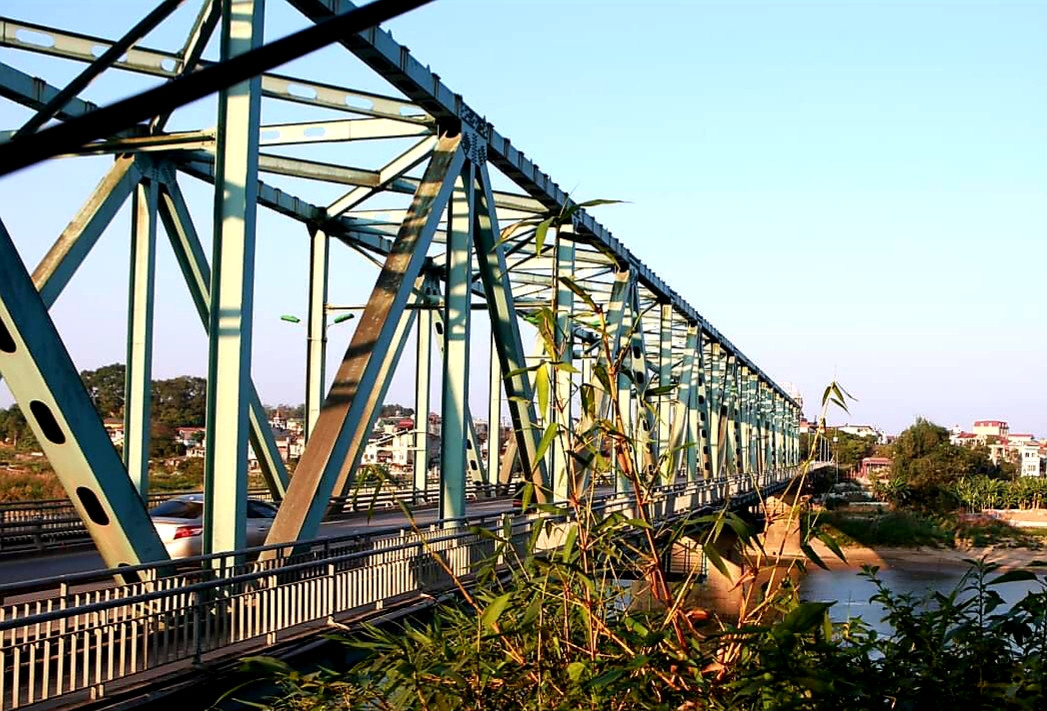 2. Cầu Yên Bái cây cầu đầu tiên của tỉnh Yên Bái bắc qua sông Hồng.jpg