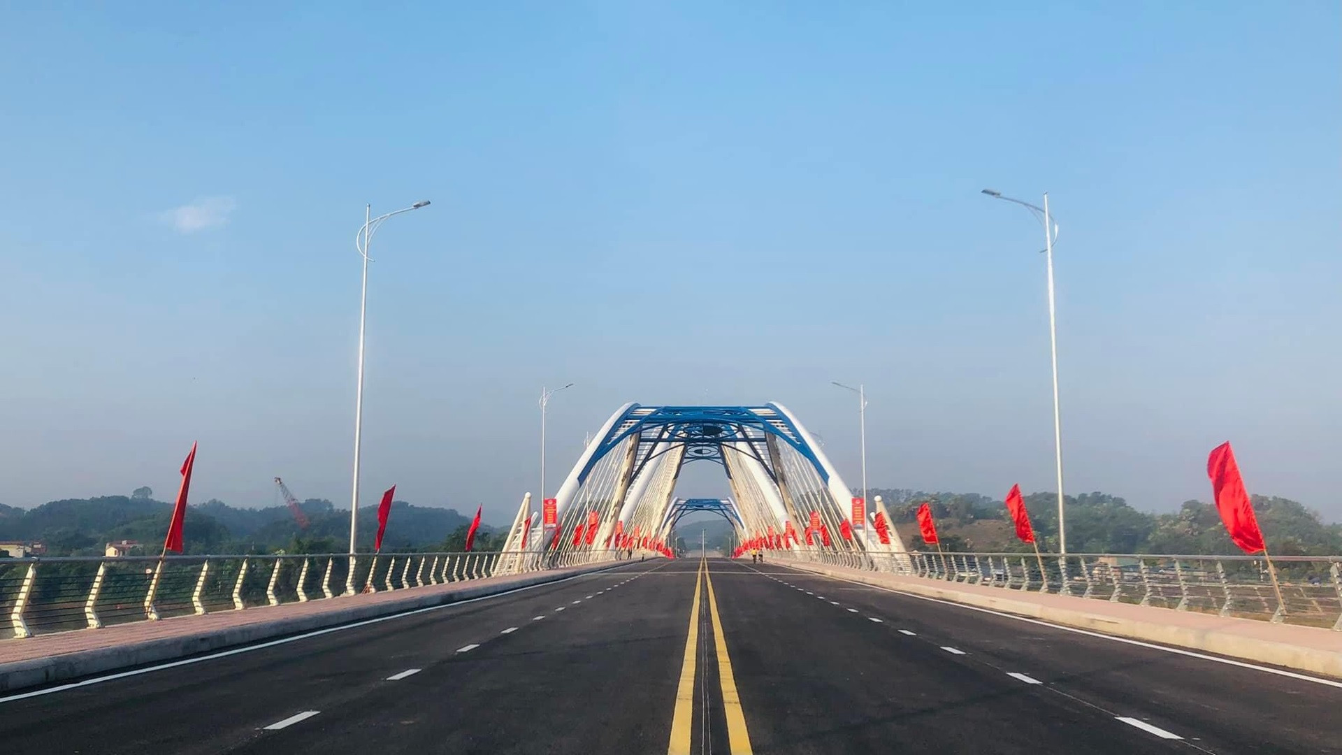 3. Cầu Bách Lẫm, một trong những cây cầu nối đôi bờ sông Hồng.jpg