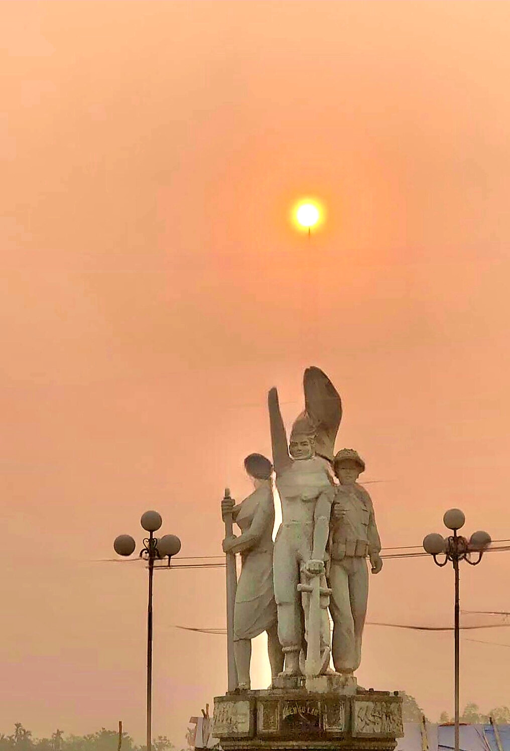 4. Tượng đài nơi bến Âu Lâu.jpg