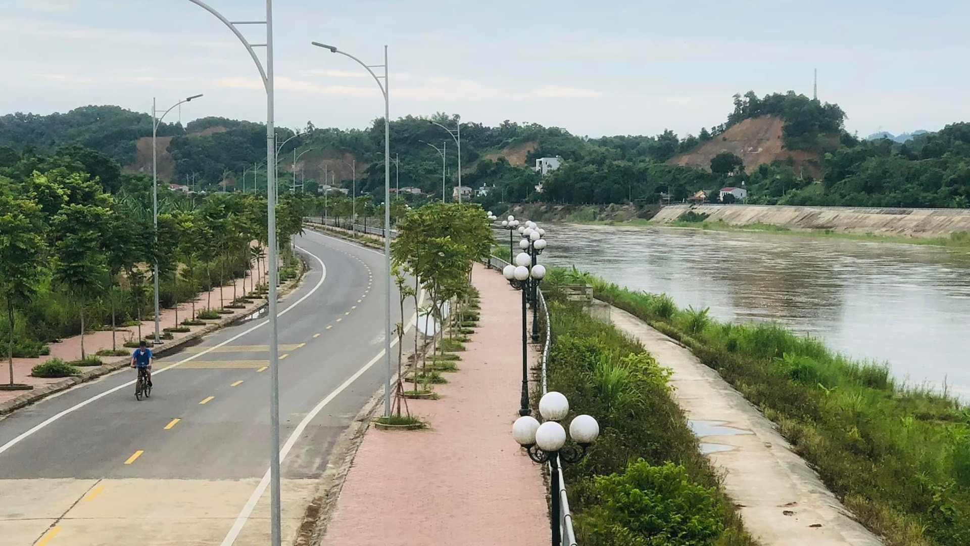 7. Đường đê bên sông Hồng.jpg