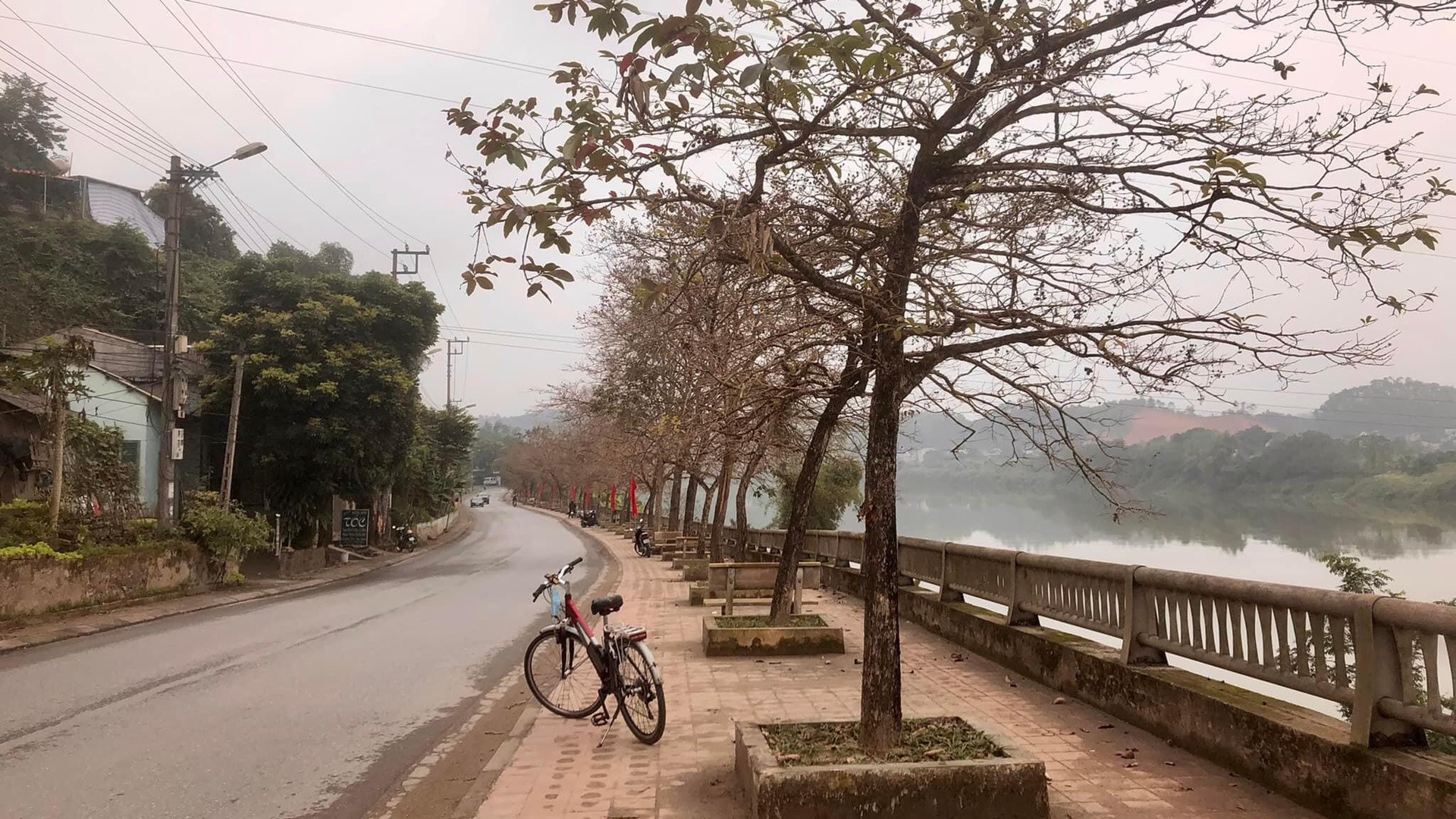 8. Đường hẹn hò bên dòng sông.jpg