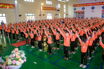 ‘Học sinh lớp 1 không được ăn liên hoan’: Hằn học của người lớn đừng đổ đầu con trẻ