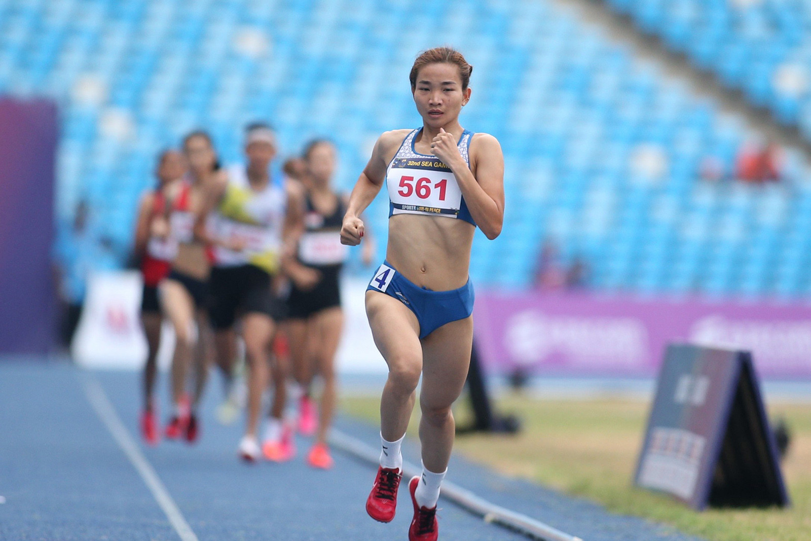 Nguyễn Thị Oanh tranh tài tại giải chạy ở Quảng Trị