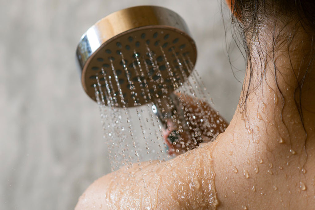 Thói quen tắm nhiều lần trong ngày có gây hại da?