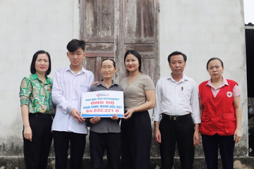 Trao hơn 64 triệu đồng tới nam sinh Mạnh Đức Đạt ở Hà Tĩnh