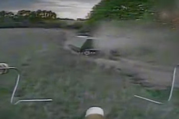 Video lữ đoàn biệt kích Ukraine vô hiệu hóa xe tăng ‘mai rùa’ Nga bằng UAV