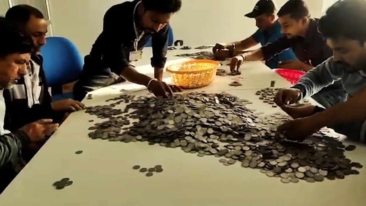 Người bán rau mang bao tải tiền xu nặng trĩu đi mua xe tay ga