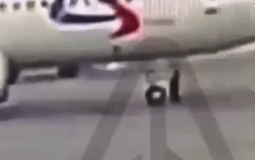 Khoảnh khắc máy bay Airbus A320 di chuyển đâm trúng nhân viên mặt đất