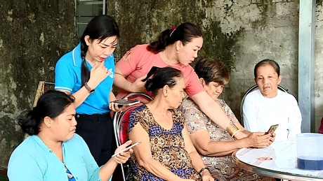 Hội LHPN xã Tân Thành hướng dẫn hội viên truy cập và sử dụng mạng xã hội.