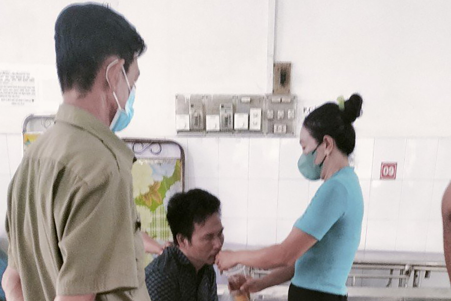 Tạm giữ đối tượng ném đá vào loạt ô tô đi đường, chém trọng thương công an