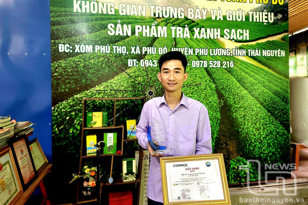 Giám đốc Hợp tác xã trà an toàn Phú Đô Hoàng Anh Tuấn với phần thưởng “Vua chuyển đổi số nông nghiệp lần thứ nhất, năm 2024.