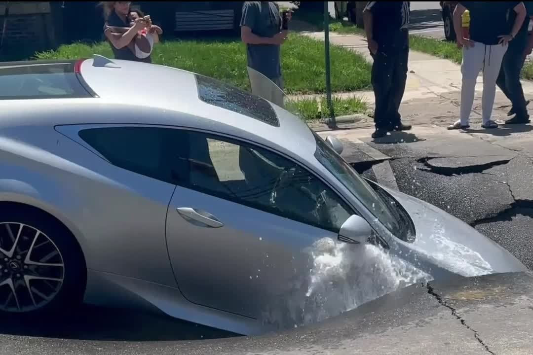 Xe sang Lexus bị sụp 'hố tử thần' ngay giữa ngã tư đường phố