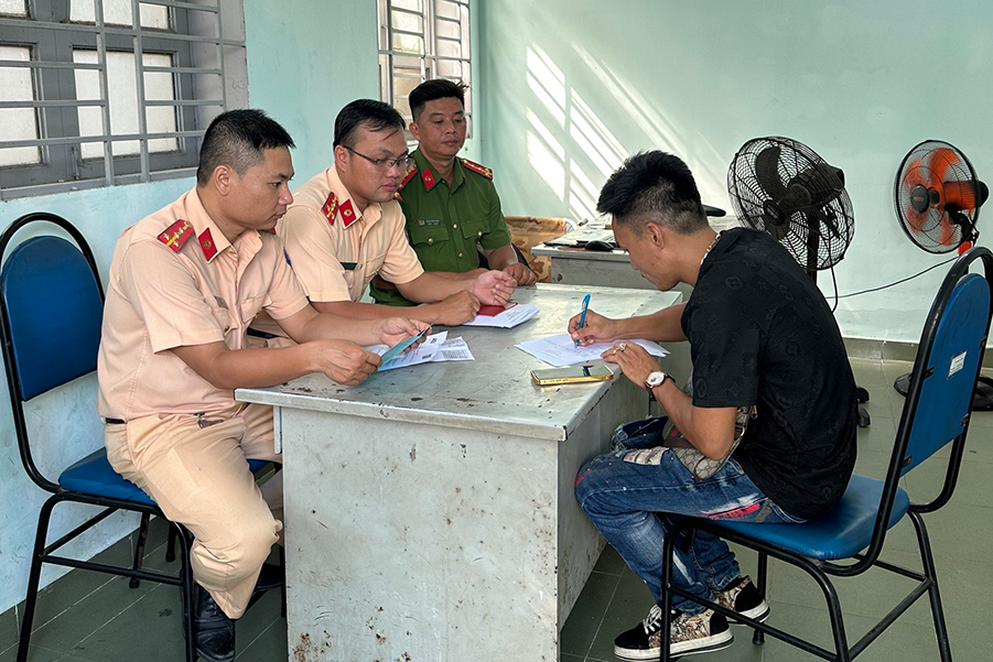 Xử lý tài xế lái ô tô độ đèn xe như ‘sân khấu di động’
