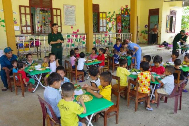 Ảnh 1: Gần 5 năm nay, “Bữa cơm cho em” đã trở nên thân thuộc với giáo viên, học sinh nơi biên giới.