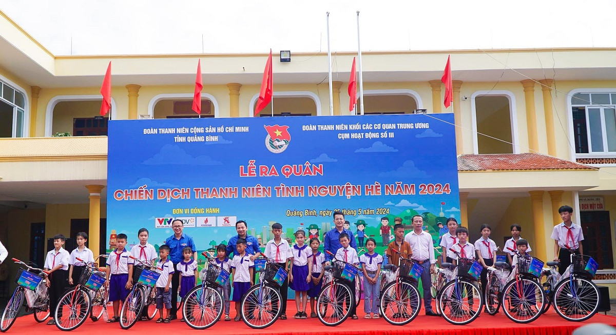 Ảnh 11: Tặng xe đạp cho các em học sinh nghèo.