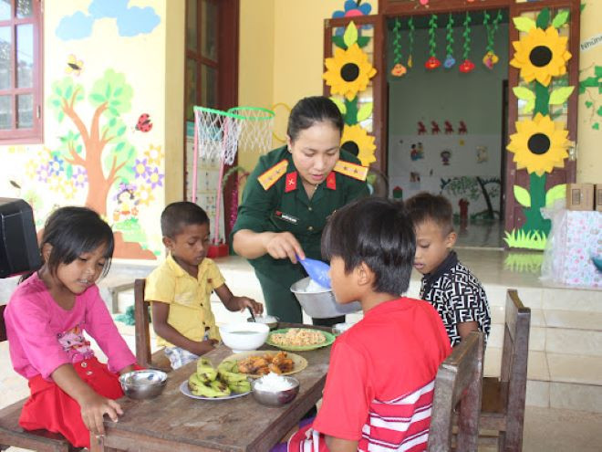 Ảnh 11: Thắt chặt hơn mối quan hệ gắn bó máu thịt giữa bộ đội với đồng bào.