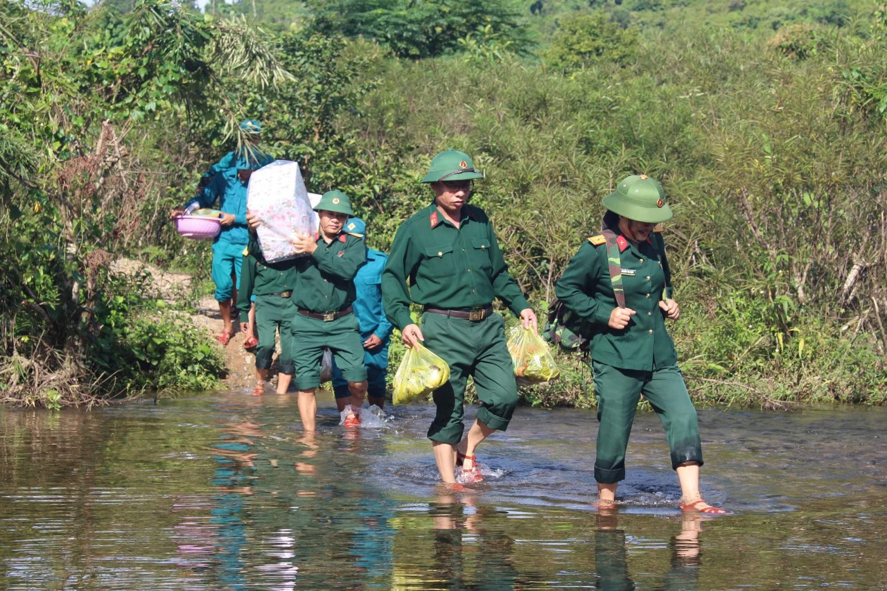 Ảnh 2: Thực phẩm được cán bộ, nhân viên Ban CHQS huyện Lệ Thủy đưa từ đồng bằng lên.