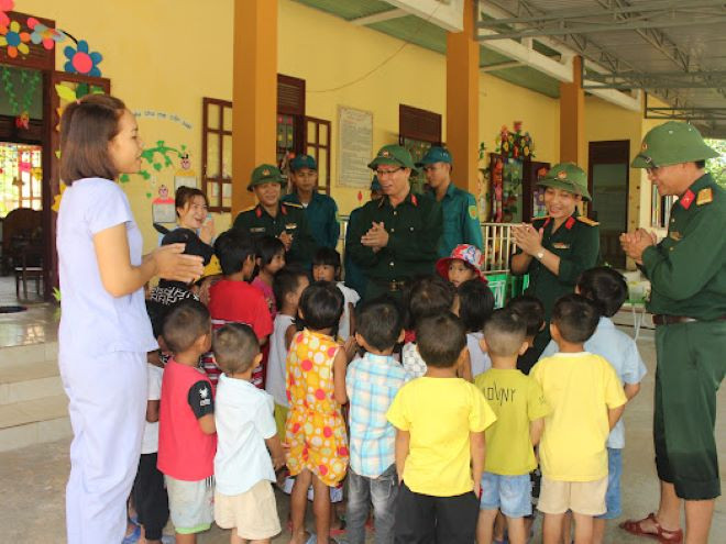 Ảnh 3: Niềm vui khi gặp các cô, chú bộ đội.