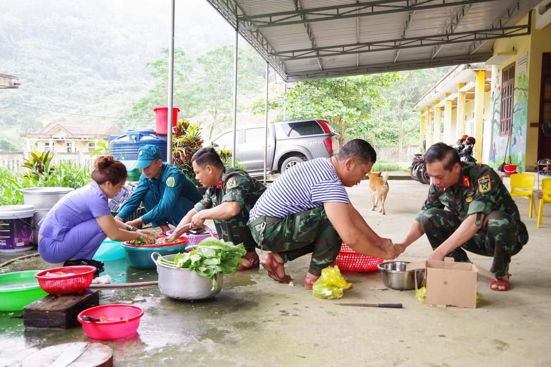 Ảnh 4: Cùng xắn tay vào bếp.