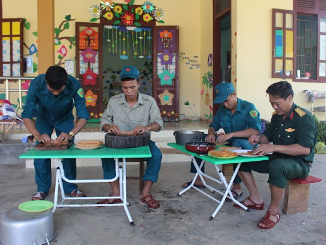 Ảnh 5: Để nấu những bữa ăn ngon, đầy đủ chất dinh dưỡng cho các em.