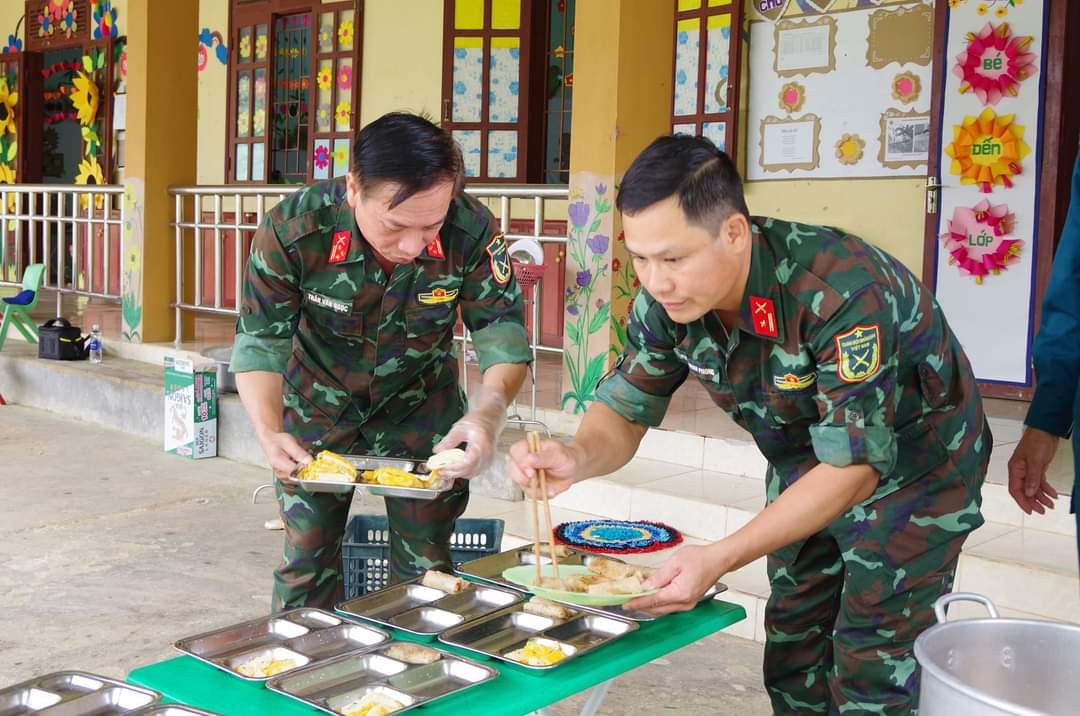 Ảnh 6: Chia đều những phần cơm trưa.