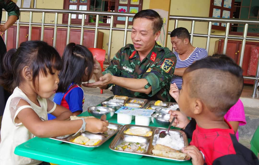 Ảnh 8: Những bữa cơm đã tiếp thêm niềm vui, động lực cho các em vui đến trường.