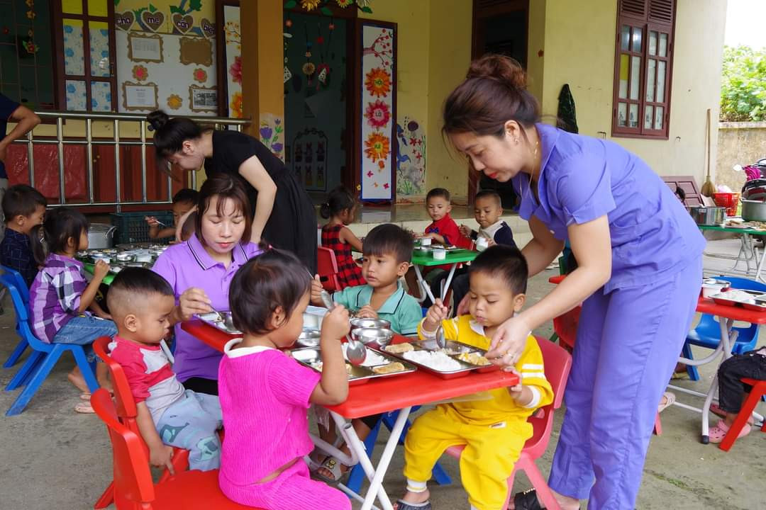 Ảnh 9: Các em vui vẻ ăn những bữa cơm ngon.