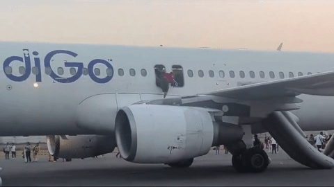 Hành khách sơ tán khẩn khỏi máy bay vì đe dọa đánh bom