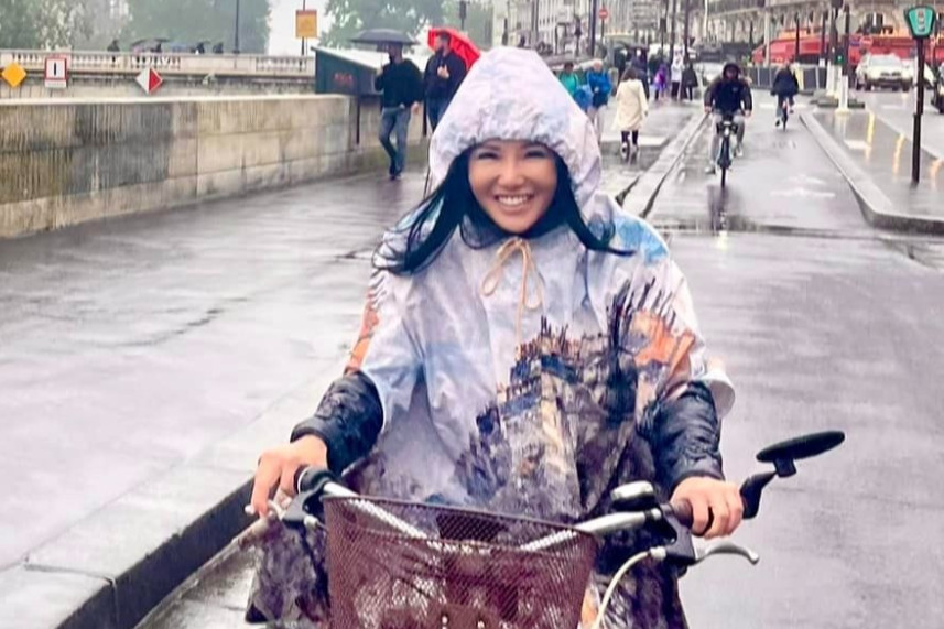 Hồng Nhung mặc áo mưa đạp xe, Đỗ Thị Hà &apos;cười tỏa nắng khiến lòng ai ngẩn ngơ&apos;