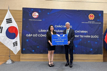 Lãnh đạo TP.HCM trao tặng tủ sách tiếng Việt cho kiều bào ở Hàn Quốc
