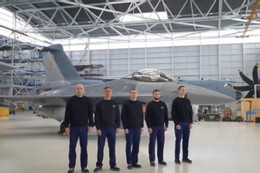 Tổng thống Zelensky bất cẩn làm lộ mặt các phi công Ukraine học lái F-16