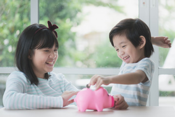 Trẻ em được ‘nuôi heo’ chính chủ trên sổ tiết kiệm Sacombank