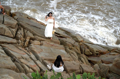 Bất chấp biển cấm, du khách kéo ra check-in 'mỏm đá nguy hiểm' ở biển Sầm Sơn