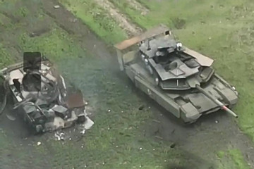 Cận cảnh đoàn xe bọc thép Nga bị đặc nhiệm Ukraine bắn phá, chặn đường tiến công